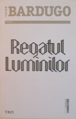 REGATUL LUMINILOR de LEIGH BARDUGO , 2015 * PREZINTA HALOURI DE APA