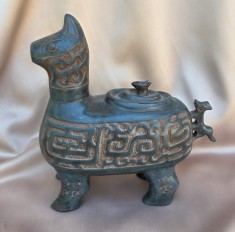 OBIECT DECORATIV VINTAGE DIN CERAMICĂ, LUCRAT MANUAL &Icirc;N STILUL ARTEI RITUALICE CHINEZE