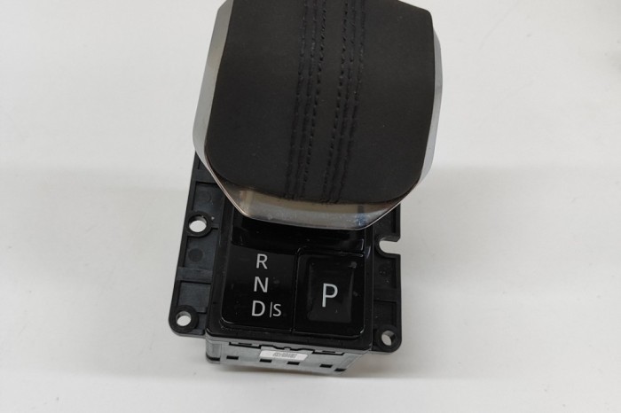 Nuca schimbător de viteze JAGUAR F-PACE X761 2022 OEM: M8A2-14C559-CA,M8A2-14C561-DB,M8A2-14E344-DB | 31656488