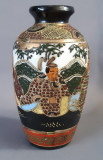Vaza japoneza antica din portelan glazurat si decorat manual, perioada Meiji