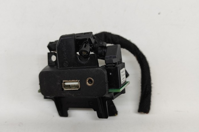 Port USB/AUX-In PORSCHE CAYENNE 92A 2011 OEM: 7PP035727B,7PP.035.727.B 30026704