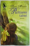 Pazitoarea tainei - Kate Morton, Carte beletristica noua/anticariat