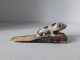 # Opritor de ușă vintage din lemn sculptat manual &ndash; motiv animalier (porcușor), 18&times;4&times;6 cm