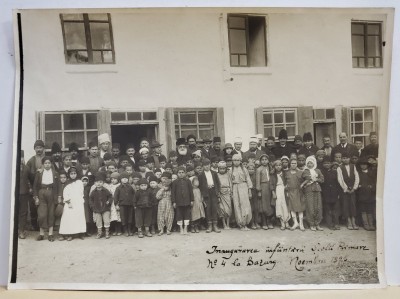 BAZARGIC , INAUGURAREA SCOLII PRIMARE NR. 4 , FOTOGRAFIE DE GRUP CU COPII , PARINTI SI CADRE DIDACTICE , NOIEMBRIE , 1925 foto