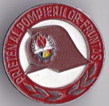 INSIGNA PIONIER Prieten al pompierilor Fruntas Aluminiu vopsit, Romania de la 1950