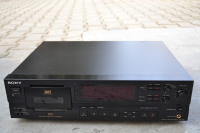 DAT Sony DTC 670 foto