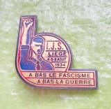 H492-I-Insigna- Brosa antifascista pacifista Belgia 1934-Congres Tineret socialist-Jos fascismul-Jos razboiul alama aurita colorata.