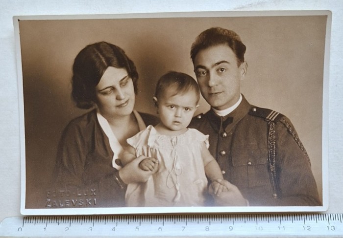 Carte poștală foto Foto-Lux Zalevski &ndash; familie cu ofițer rom&acirc;n &ndash; anii 1930