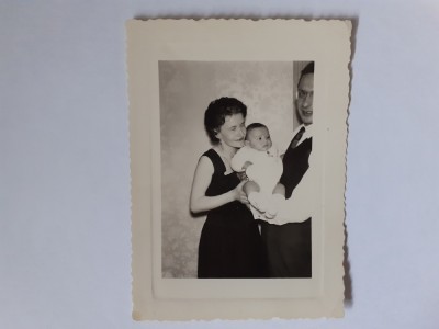 Fotografie cca 8/10 cm cu cuplu cu bebeluș 2 foto