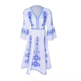 Cumpara ieftin Rochie traditionala evazata alba cu motiv geometric albastru - RTM42
