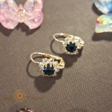 Cercei clasici placati cu aur , decor floare cu cristal zirconia albastru-marin