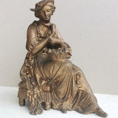 Statueta Tanara femeie cu cos de flori, statuie antimoniu aurit 22cm înălțime
