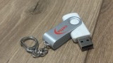 Card de memorie USB 8GB &ndash; alb, cu breloc, folosit