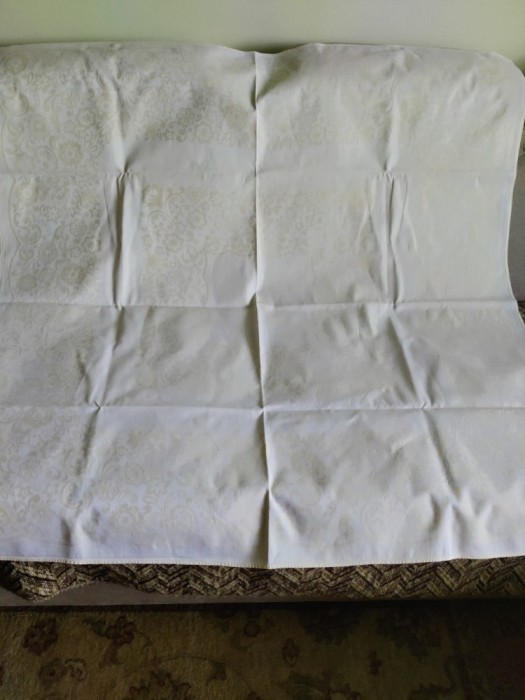 Față de masă crem din damasc