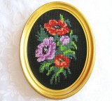 TABLOU GOBLEN CU FLORI DE MAC IN RAMA LEMN AURIT 23.5 CM