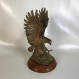 Vultur din bronz pe soclu din lemn ,stare excelentă h 14 cm