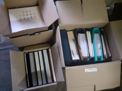 Cutii cu materiale filatelice diverse, timbre pe cartoane de expunere, in clasoare, albume foto