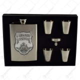 Set plosca cu palnie si 4 pahare din inox is cutie eleganta cu captuseala. cu decor embosat &ndash; A legjobb bar&aacute;tnak