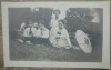 Grup de domnisoare, tarani curatind copaci in fundal/ fotografie, Romania 1900 - 1950, Portrete