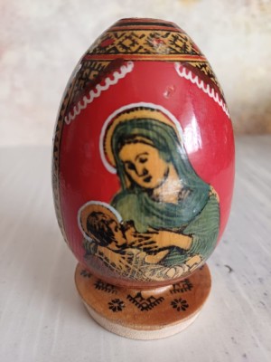NI383 Ou din lemn pictat manual cu motive religioase, Fecioara Maria cu pruncul foto