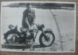 Barbat cu motocicleta, numere Bucuresti// fotografie, 1959