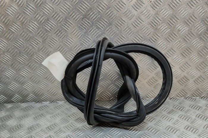 Garnitura ușă dreapta spate SKODA SUPERB III 3V3 2018 OEM: 3V5867368B | 27889405