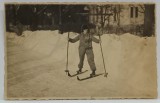FETITA PE SCHIURI , PE STRADA , FOTOGRAFIE FORMAT CARTE POSTALA , PERIOADA INTERBELICA