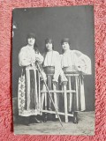 Carte postala, trei surori in port popular, 1919