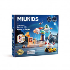 Set de joaca Baza spatiala Miukids cu 2 astronauti si accesorii incluse