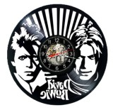 Ceas de perete decorativ realizat din disc de vinil, Model David Bowie Aladdin Sane Portret Rock, Negru, 30 cm