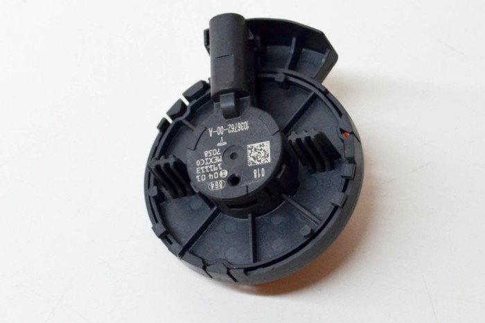 Senzor de impact dreapta față TESLA MODEL 3 2019 OEM: 1036762-00-A 13783453