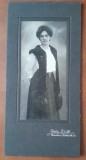 Fotografie pe carton, tanara cu sal din blana, inceput de secol XX