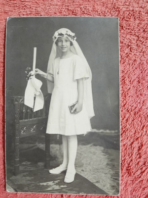 Fotografie tip carte postala, fetita la ritualul catolic de Confirmatie, 1922 foto