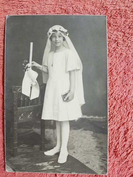Fotografie tip carte postala, fetita la ritual catolic, 1922