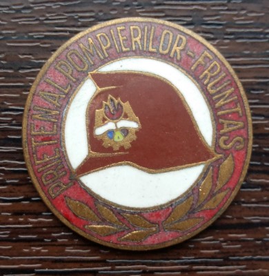 INSIGNA DE PIONIER NETERMINATA - PRIETEN AL POMPIERILOR-FRUNTAS , MAI RARA foto