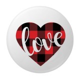 Cumpara ieftin Insigna rotunda Love cu inima carouri rosu-negru, 58 mm, model rustic modern cu prindere ac