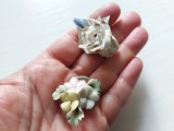 # Lot 2 miniaturi florale din porțelan modelat manual, broșă