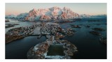 Tablou Canvas, "Teren de fotbal &icirc;n peisaj nordic", Munte, Apus, Sat, Ocean, Zăpadă, Fotografie aeriană, Izolare, Peisaj, Pitoresc, Teren de fotbal, 39