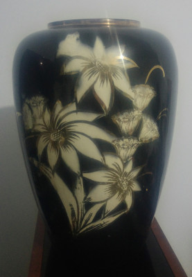 Veche vaza mare de ceramica foto