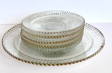 Set platou + 6 farfurii pentru tort, din sticla cu motiv solar, aurii pe margini, vintage romanesc anii 70