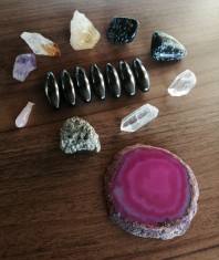Lot 10 cristale diferite si 7 magneti citrin obsidian pirit cuart alb ametist