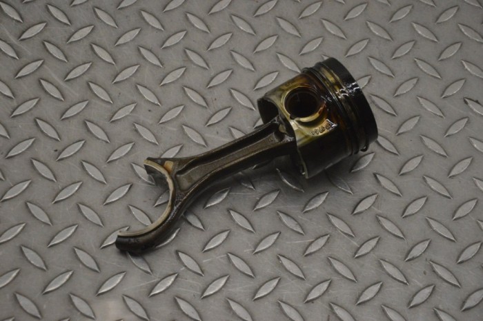 Piston AUDI Q7 4L 2011 OEM: bhs 22132389