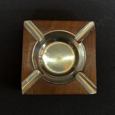 Scrumieră din lemn cu inserții metalice &ndash; model geometric, India