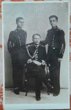 Fotografie tip carte postala, necirculata, trei militari, perioada interbelica