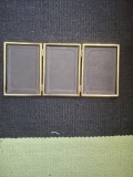 Triptic rame foto,designer DEKNUDT,pliabil,alama masiva,aurie,slefuita manual,foto 9x13cm