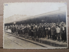 Gara din Bacau, al Doilea Razboi Mondial, calatorii asteptand trenul, animata foto