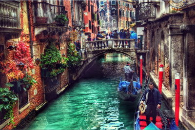 Fototapet de perete autoadeziv si lavabil Cu gondola prin Venetia, 220 x 135 cm foto