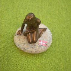 Mica Sirena, simbol danez din metal patinat fixat pe piatra