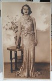 Fotografie tip carte postala, necirculata, tanara in rochie de seara, perioada interbelica