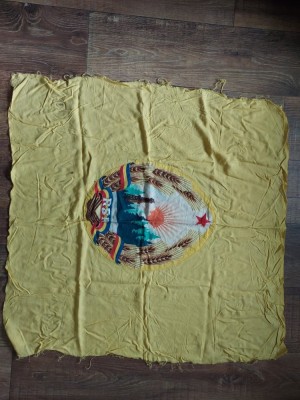 Material galben din steag vechi cu Stema RPR / RSR aplicat, 71x71cm foto
